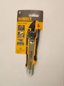 DeWalt DWHT10332-0 18 mm tördelhető pengés kés műanyag rögzítő csavarral